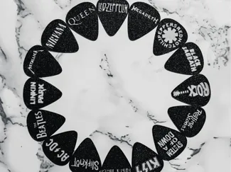 Púas de guitarra con nombres de bandas