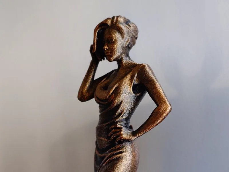 Femme élégante en robe de soirée