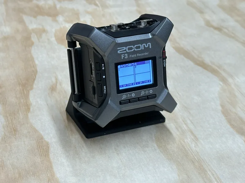 Zoom F3 Audio recorder - Stand - 15 degree. 