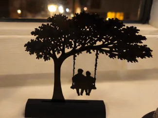 Romantischer Baum mit Schaukel