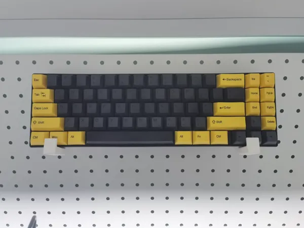 Support clavier pour pegboard