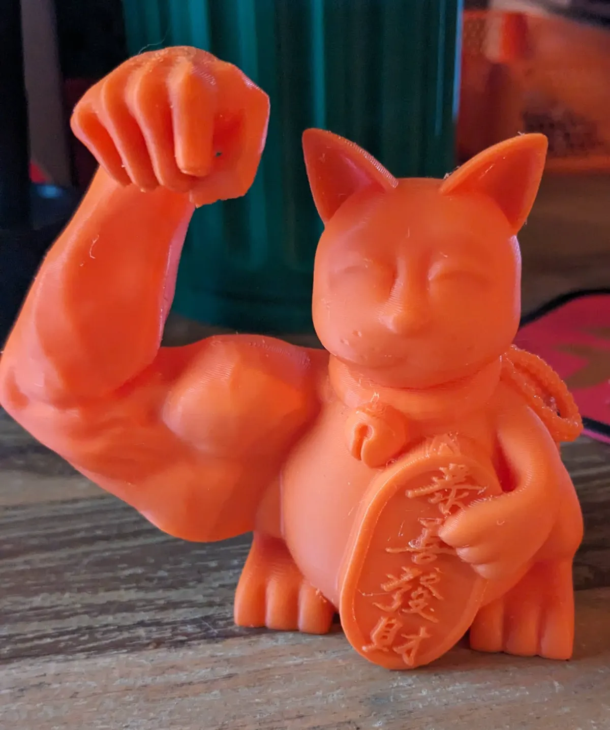 Chat porte-bonheur maneki-neko musclé