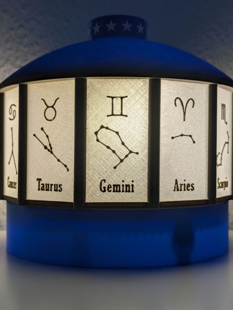Drehbare Lampe mit individualisierbaren Einsätzen