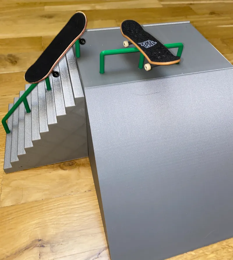 Finger skateboard ramp