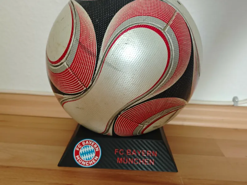 Ballhalter Podest mit LOGO FCB VFB