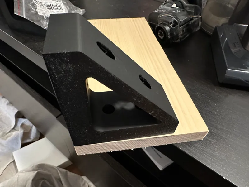 Sturdy shelf bracket