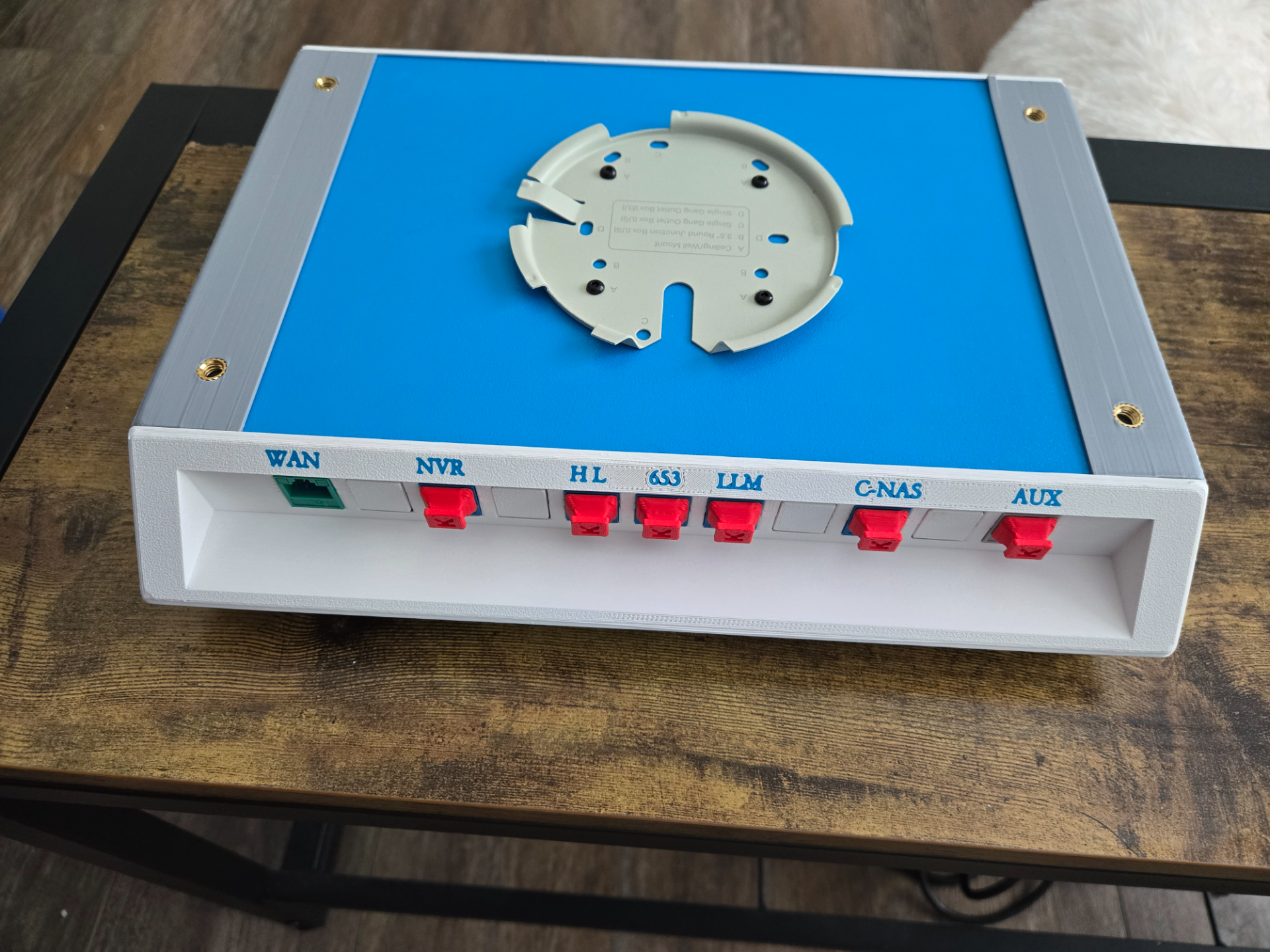 Lab Rax .5u / 1/2u corner with 11 keystone ports