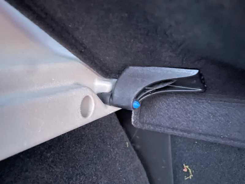 Lynk&Co 01 pin for Parcel Shelf (?) Hoedenplank 