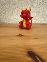 Petit bébé dragon assis — photo 7