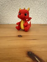Petit bébé dragon assis — photo 8