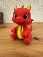 Petit bébé dragon assis — photo 5
