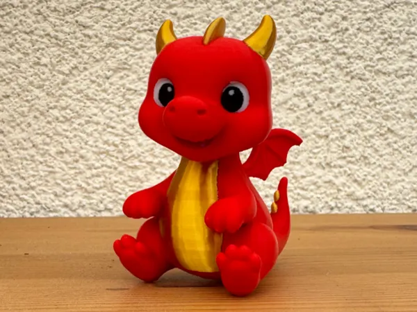 Petit bébé dragon assis