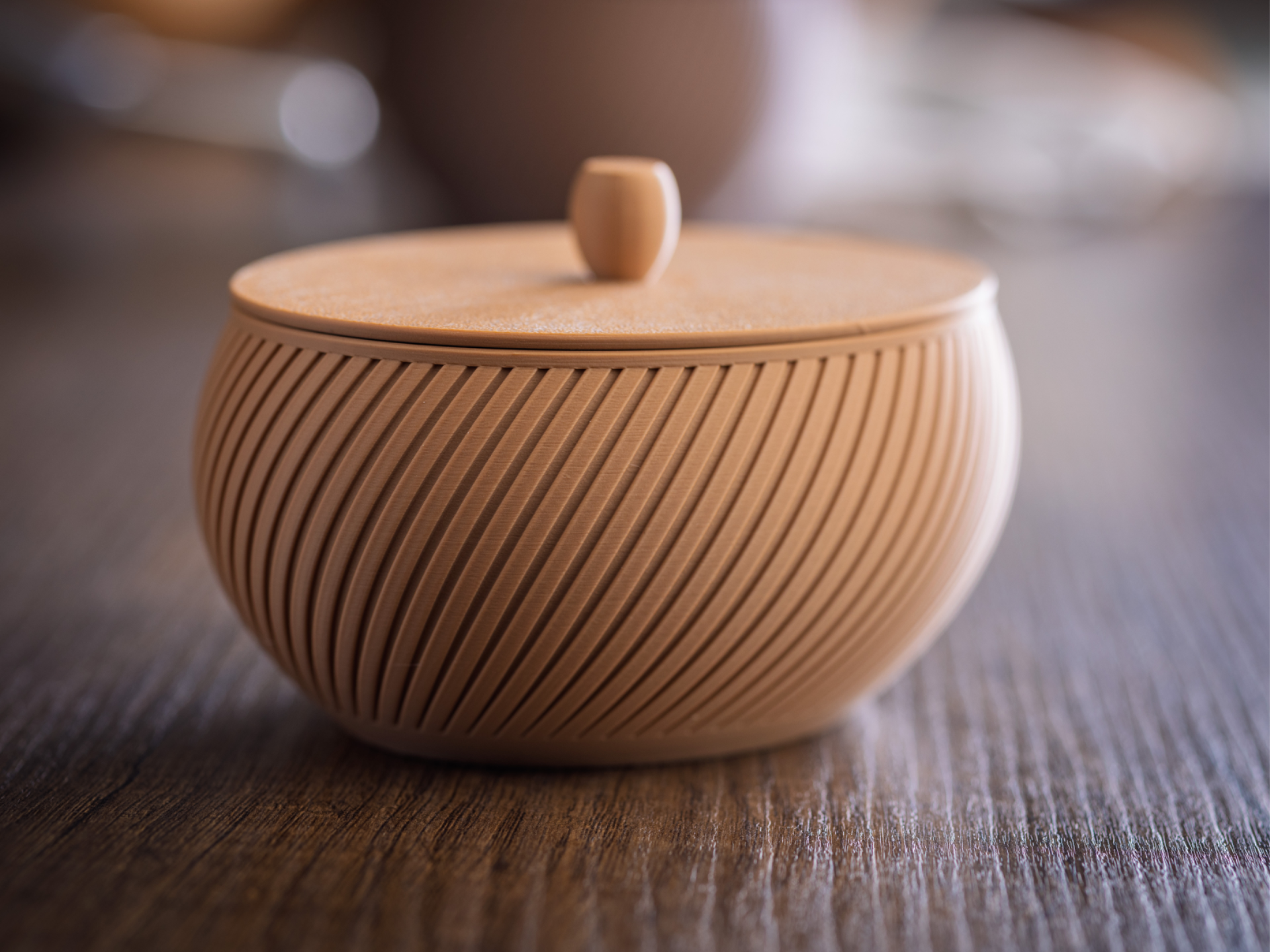 Ribbed oval box with lid