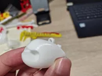 增加了机身挂孔，可以作为挂件。
