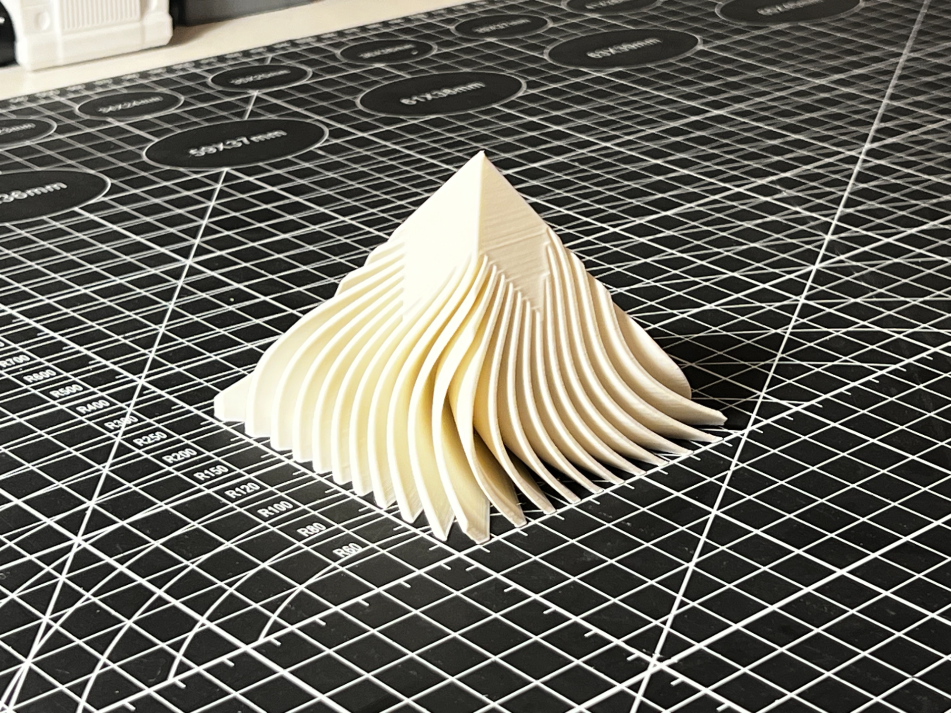 Minimalism Wave Pyramid V2