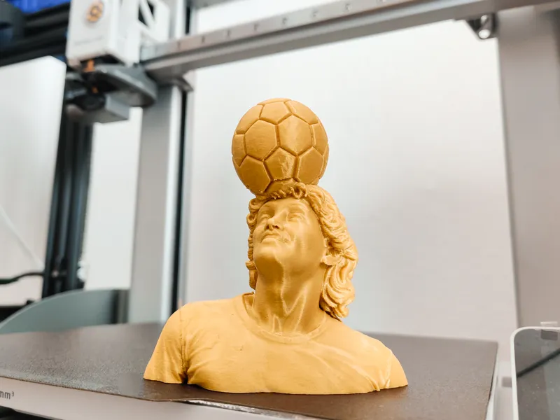 MARADONA D10S  SULLE NOTE DI LIFE IS LIFE
