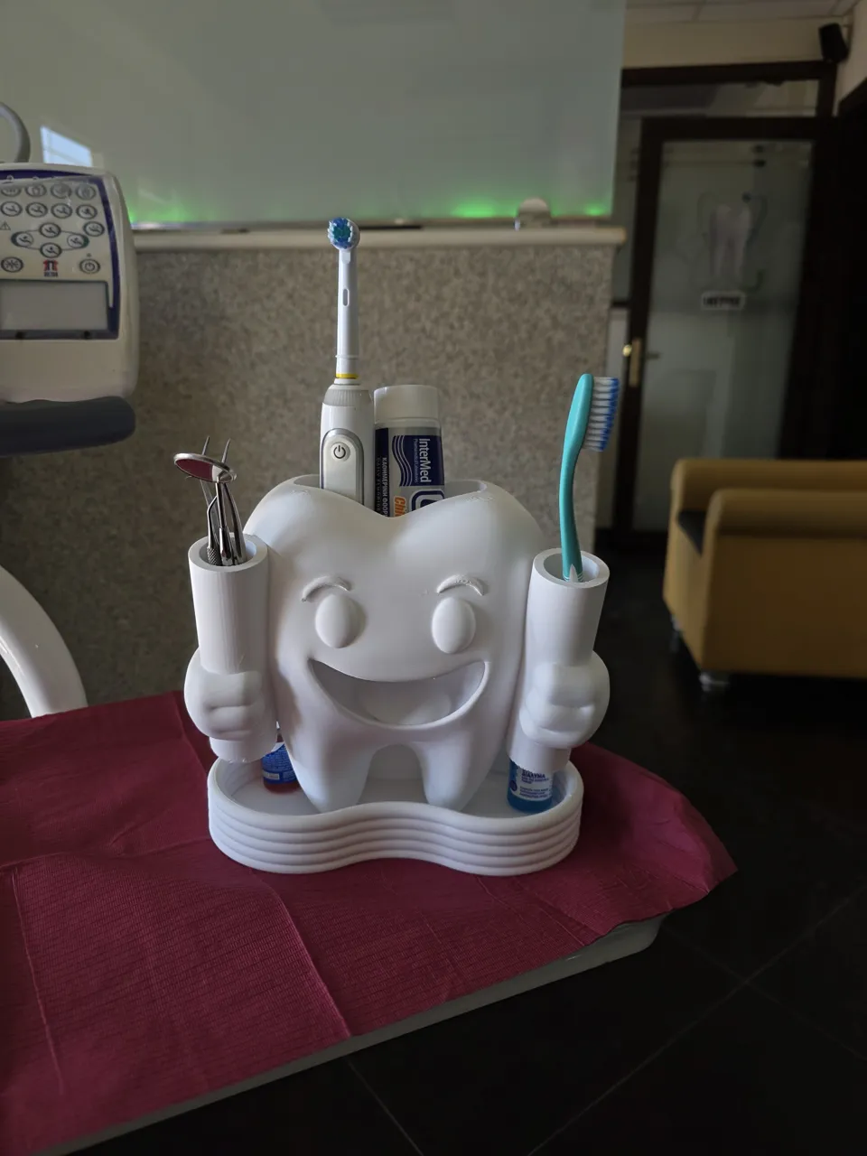 Happy Teeth Toothbrush toothpaste holder view 4