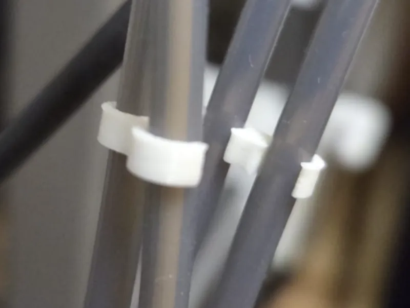 Clip per tubi ptfe