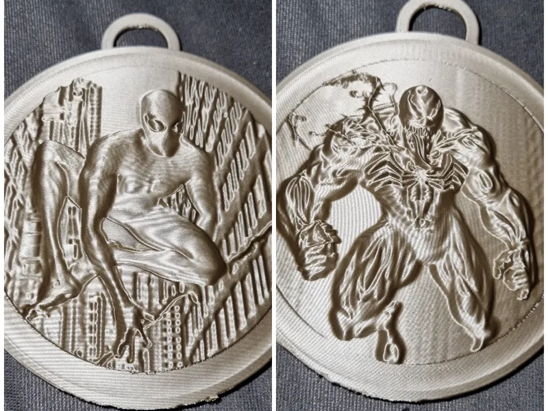 Spiderman vs. Venom / Doppelseitige Reliefskulptur