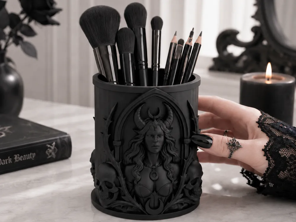 Organizador: Goth Lilith Skull Moon Brush & Pen Organizer. Referencia del modelo original.