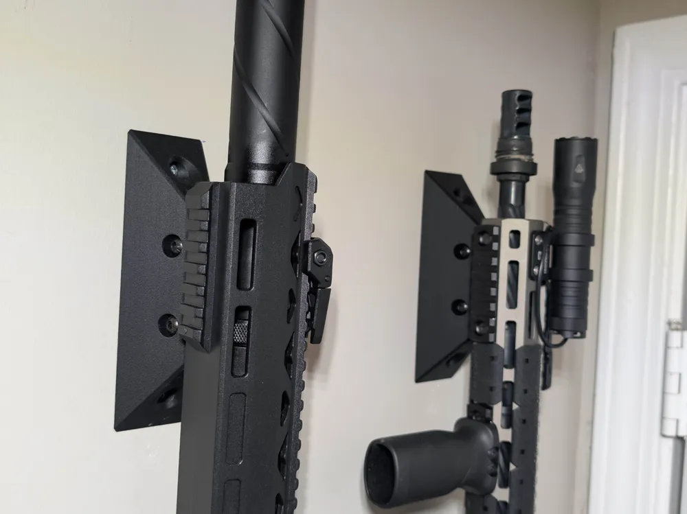 Soporte: M-LOK Rifle Wall Mount – Single & Dual Versions. Referencia del modelo original.