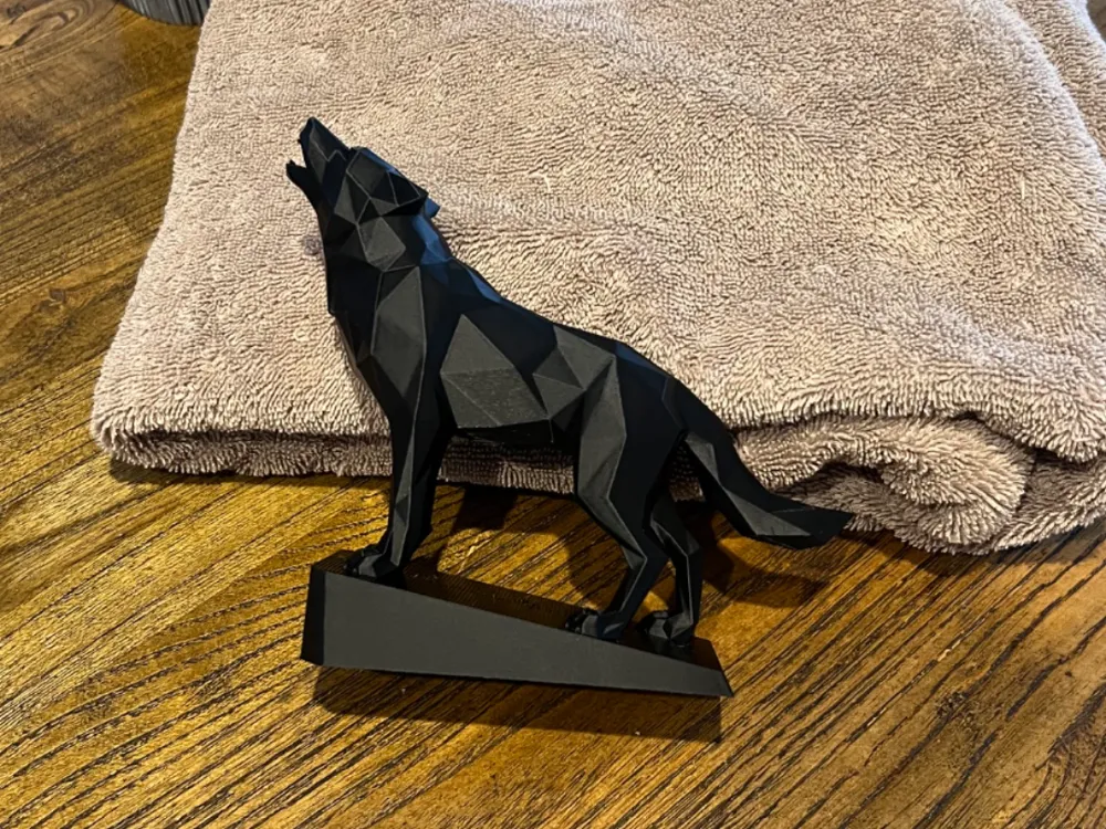 Figura decorativa: Geometric Howling Wolf. Referencia del modelo original.