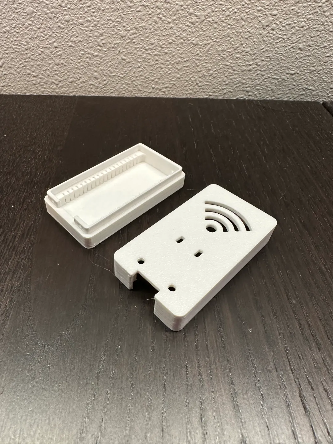 Boîtier ESP32 avec large connecteur USB et trous LED