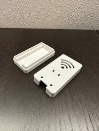 Boîtier ESP32 avec large connecteur USB et trous LED — photo 1