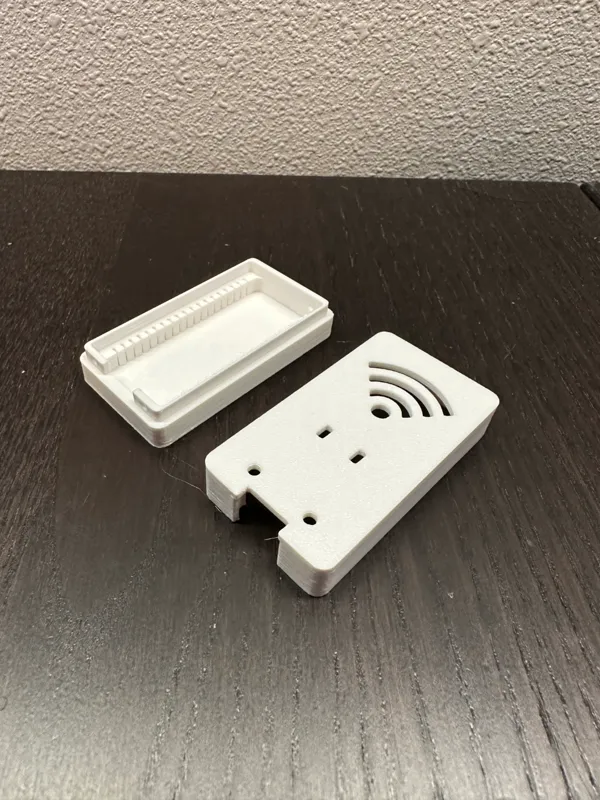 Boîtier ESP32 avec large connecteur USB et trous LED