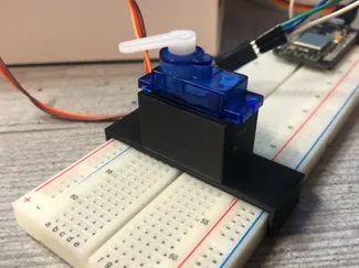 Einfacher Servomotorhalter für Breadboards