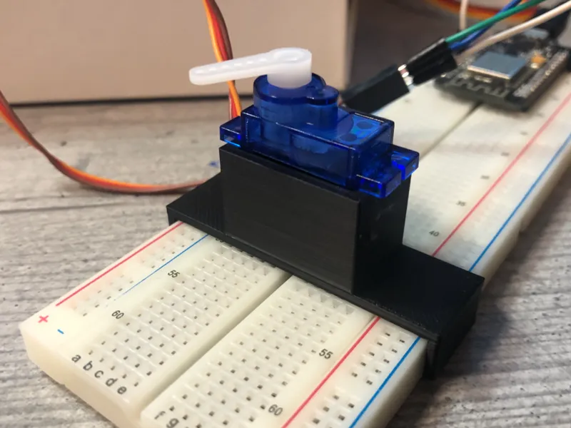 Einfacher Servomotorhalter für Breadboards