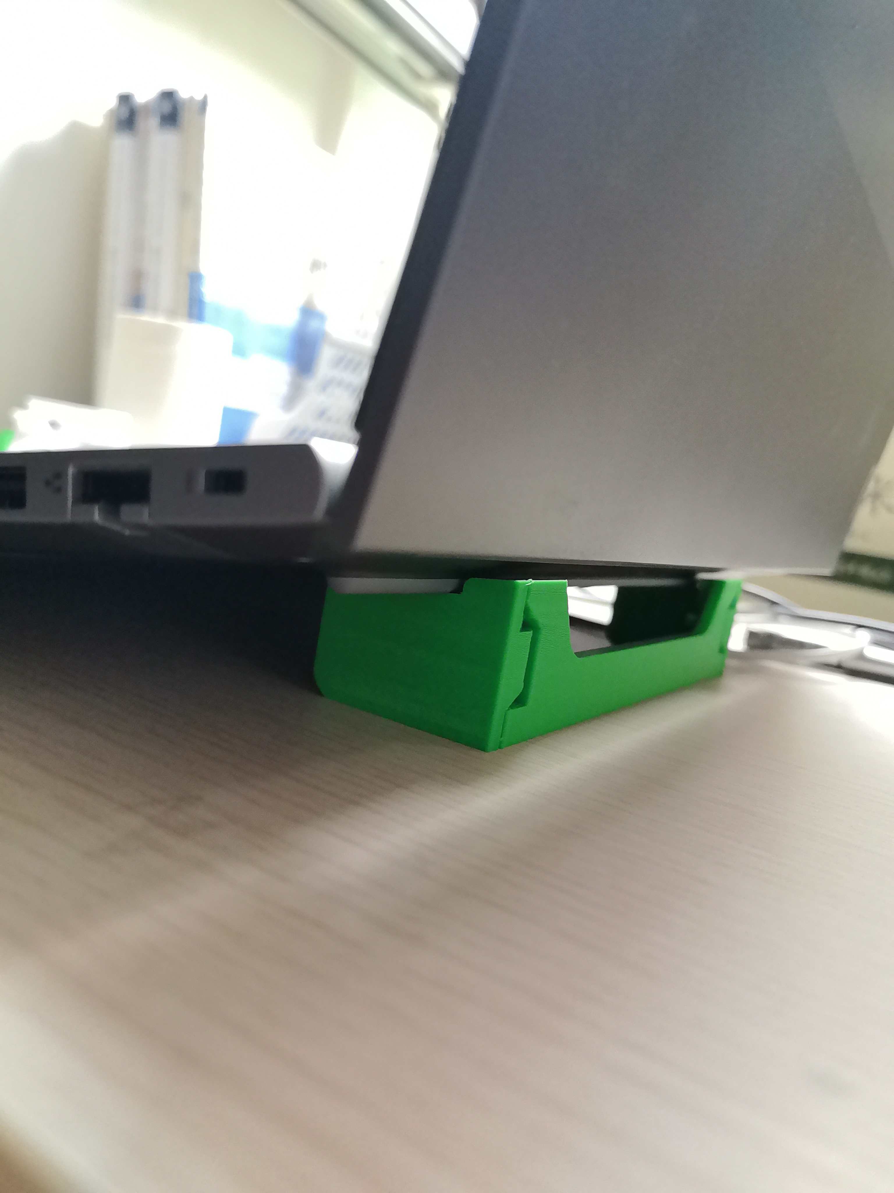 Miniatura 1 do modelo 3D 笔记本可折叠简易支架