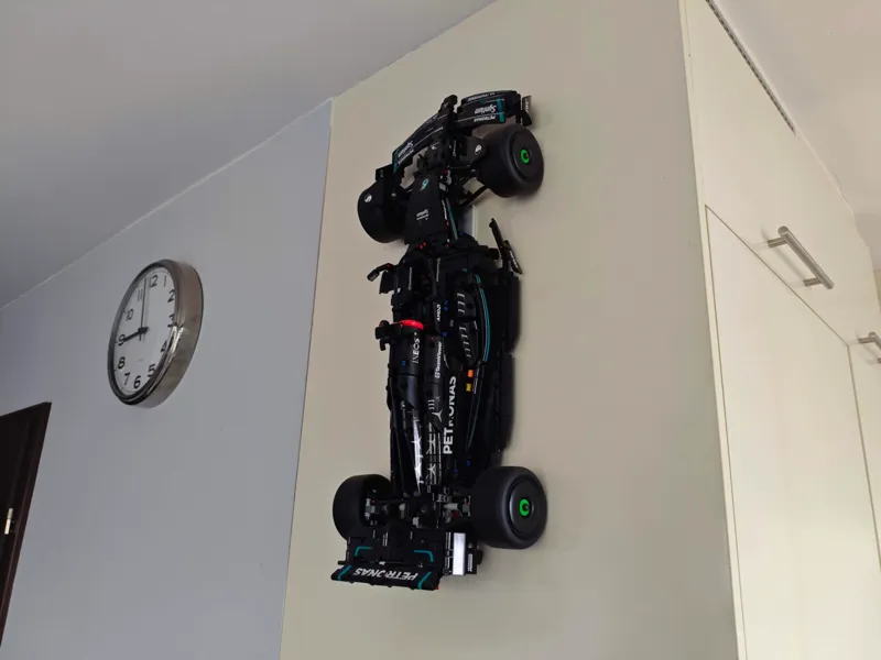 L-E-G-O TECHNIC F1 1:8 wall hanger v2 (no screws)