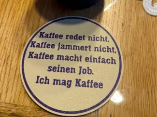 Tassenuntersetzer mit lustigen Kaffeespruch