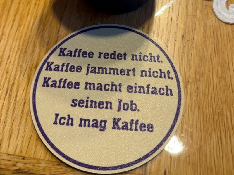 Tassenuntersetzer mit lustigen Kaffeespruch