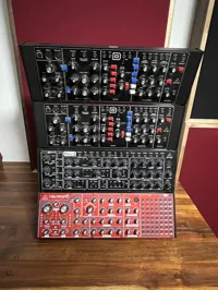 Support empilable pour 4 synthés de bureau Behringer — photo 3