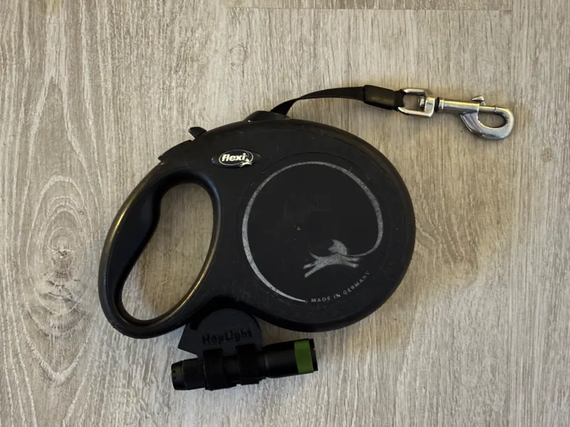 HopLight - Flexi leash flashlight attachment