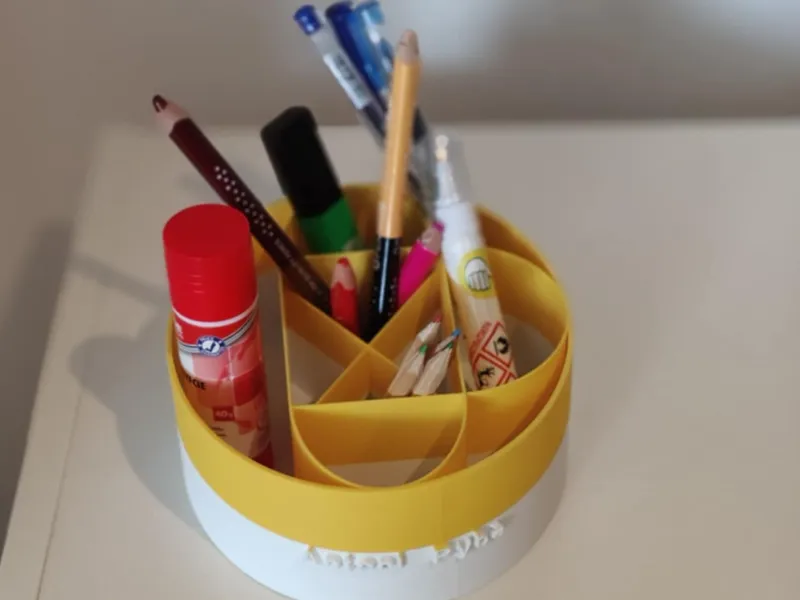 prosty organizer na biurko z imieniem