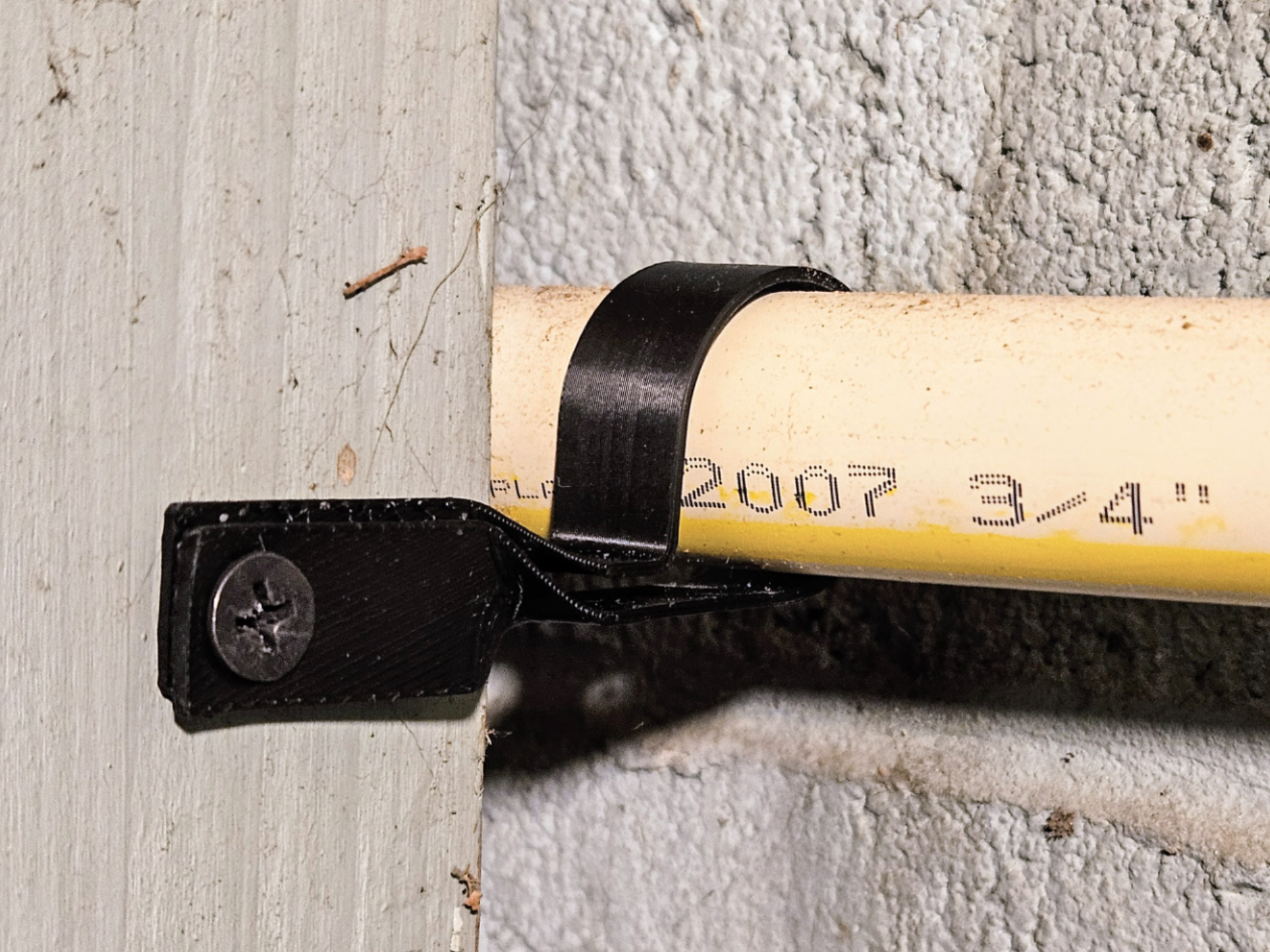90 Degree Twisted P-Clamp for 3/4" Pipe / Tube