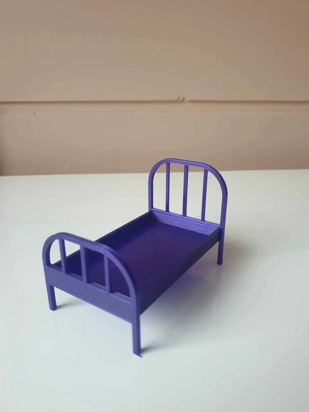 Lit pour maison de poupée