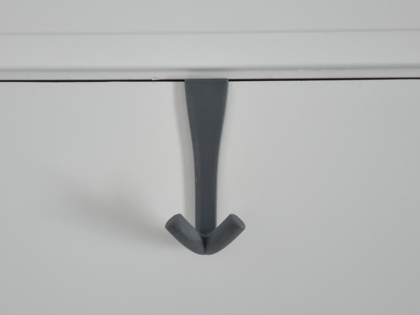 Door hook dedicated to fix on door with thin gap