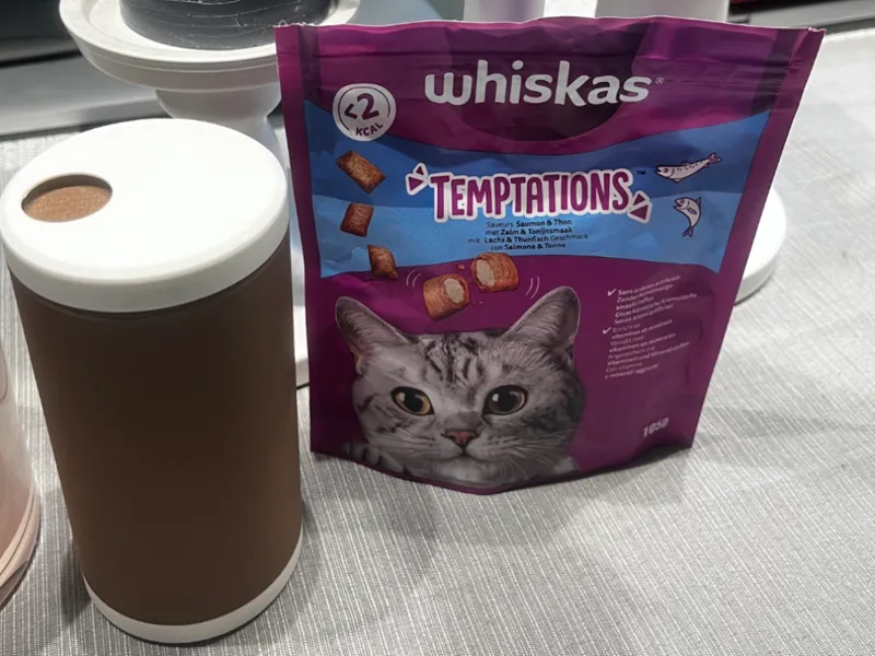 Elegante Leckerliedose mit Drehverschluss-Katzen