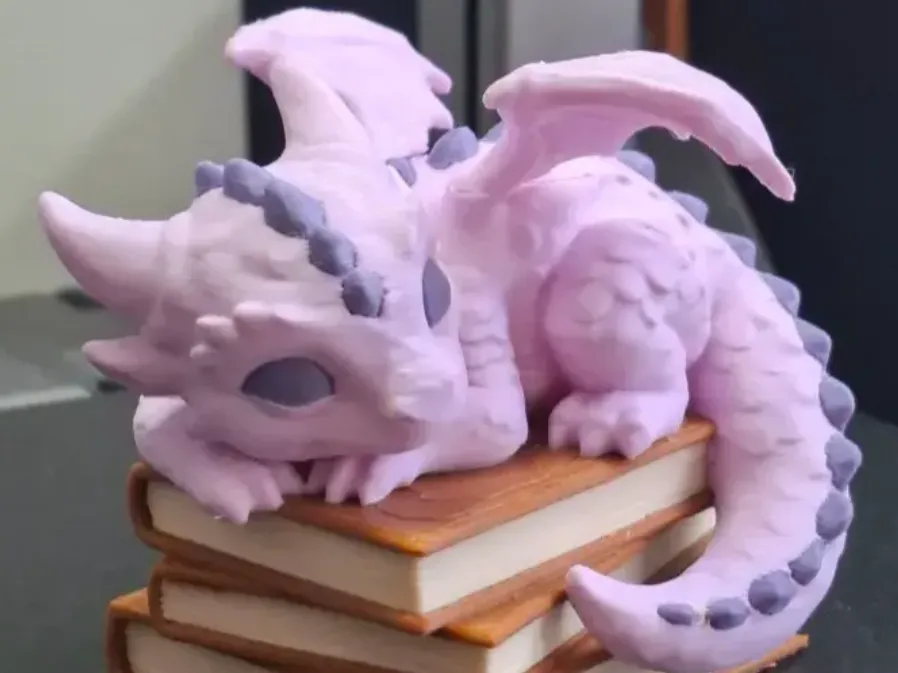 Adorno temático: Dragon, sleeping on books. Referencia del modelo original.
