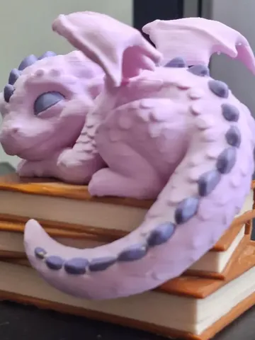 Adorno temático: Dragon, sleeping on books — vista de referencia 2