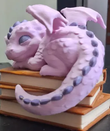 Adorno temático: Dragon, sleeping on books — vista de referencia 3
