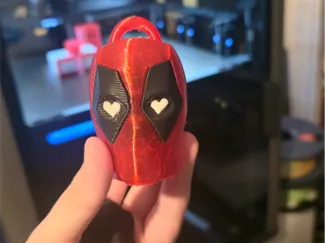 Deadpool head heart eyes keychain