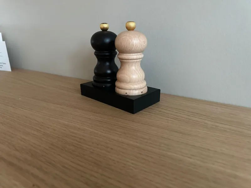 salt and pepper stand