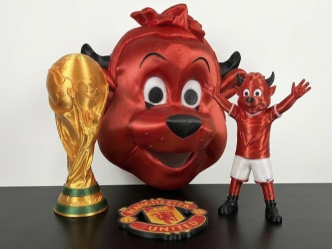 Manchester United Kit: Logo, Fred & The FIFA Cup