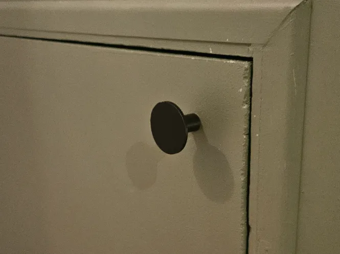 Simple cabinet knob