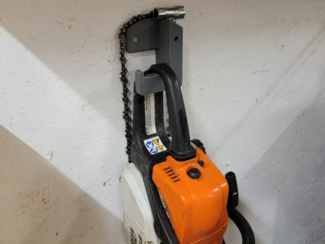Chainsaw holder station